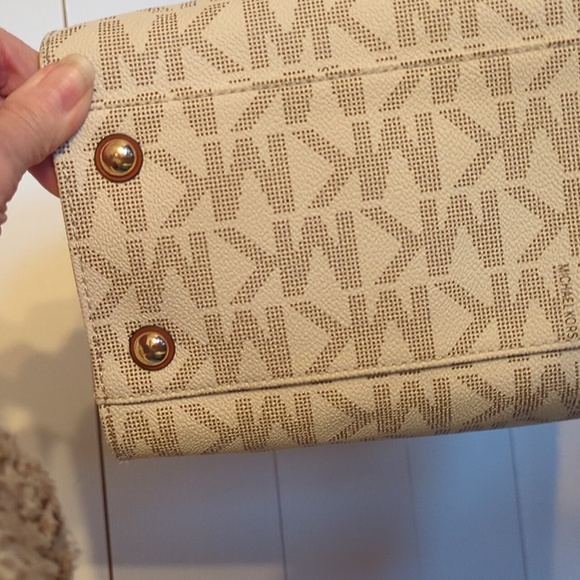 Large Michael Kors hand bag. - Picture 7 of 9